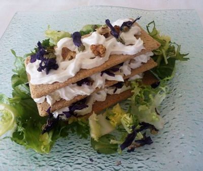 Feuilleté de chèvre au pain de fleurs, mousse de fromage et fleurs de mauve