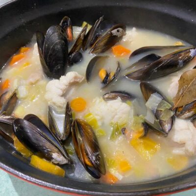 Pot-au-feu de la mer, lotte, moules, carottes et poireaux