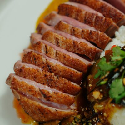 Magret de canard laqué & endives braisées citron-orange